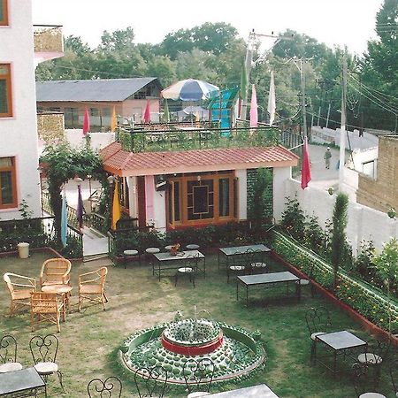 Hotel Zahgeer Continental - Srinagar Eksteriør billede