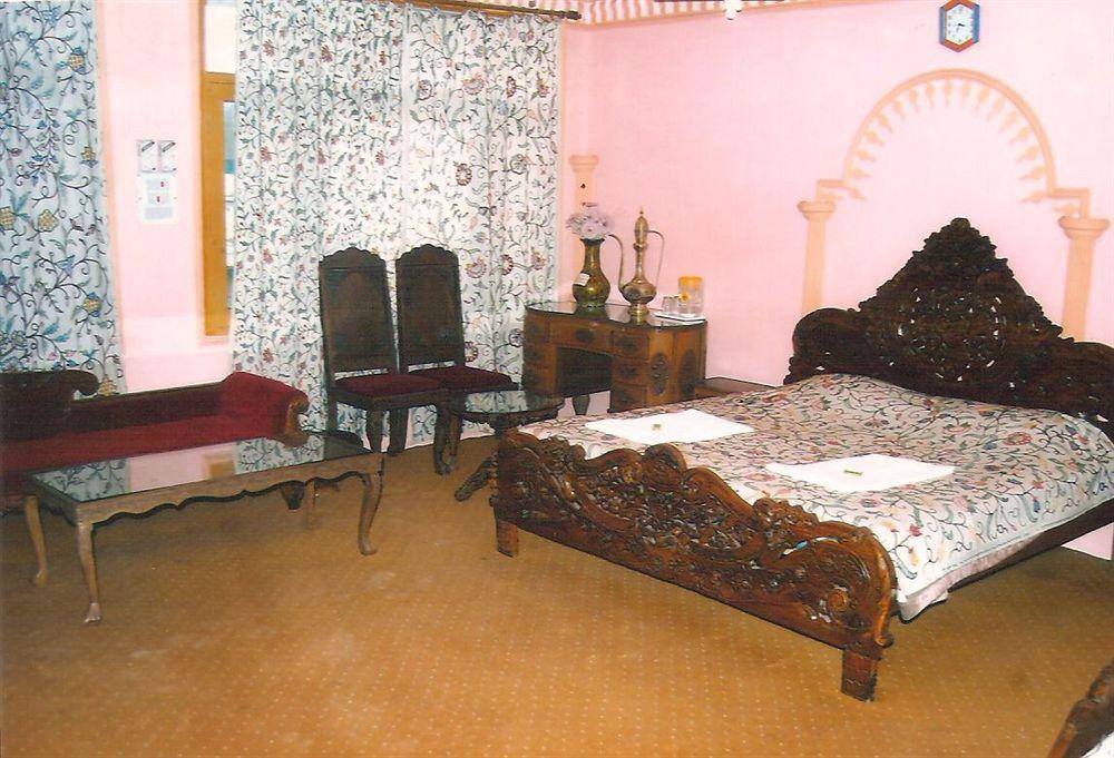 Hotel Zahgeer Continental - Srinagar Eksteriør billede