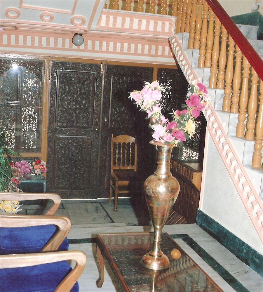 Hotel Zahgeer Continental - Srinagar Eksteriør billede