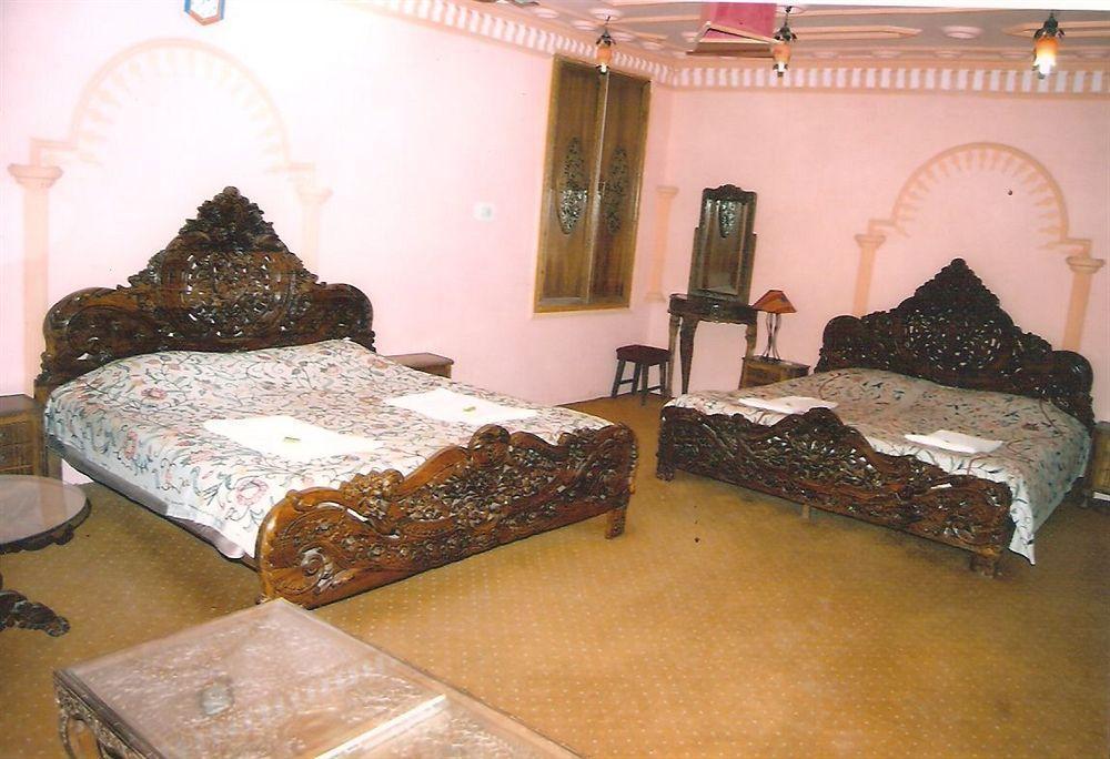 Hotel Zahgeer Continental - Srinagar Eksteriør billede