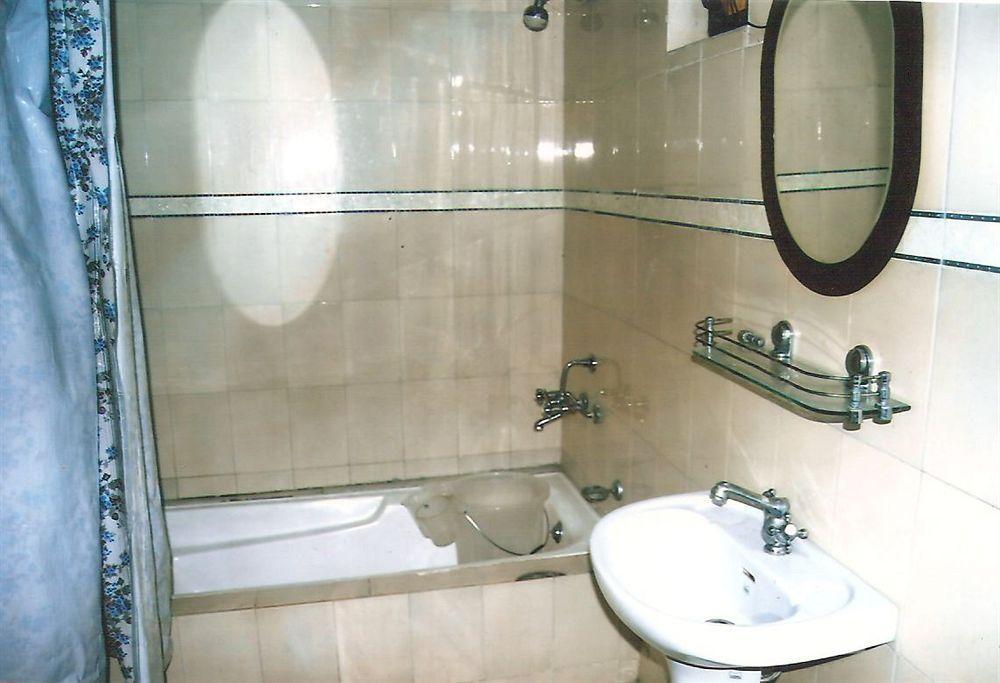 Hotel Zahgeer Continental - Srinagar Eksteriør billede