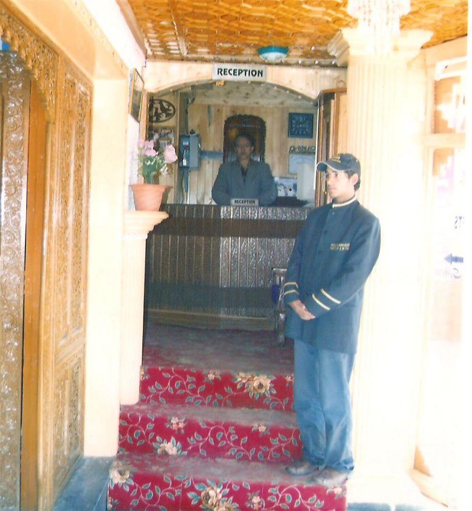 Hotel Zahgeer Continental - Srinagar Eksteriør billede