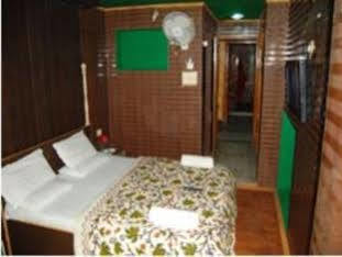 Hotel Zahgeer Continental - Srinagar Eksteriør billede
