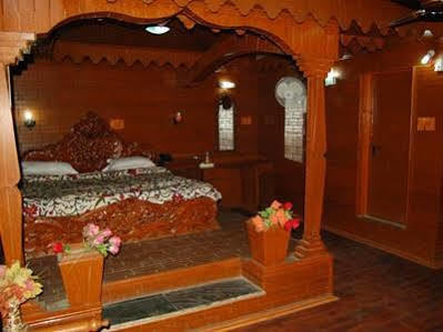 Hotel Zahgeer Continental - Srinagar Eksteriør billede