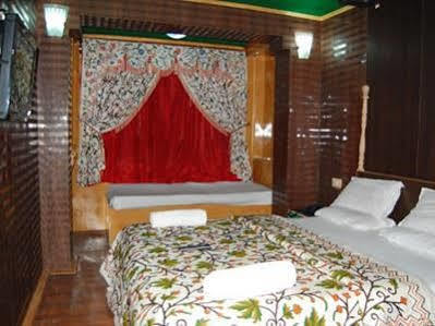 Hotel Zahgeer Continental - Srinagar Eksteriør billede