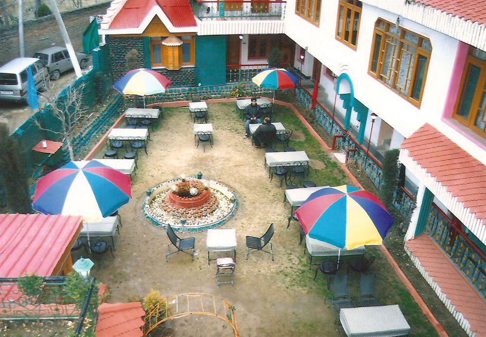 Hotel Zahgeer Continental - Srinagar Eksteriør billede