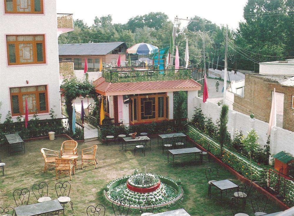 Hotel Zahgeer Continental - Srinagar Eksteriør billede